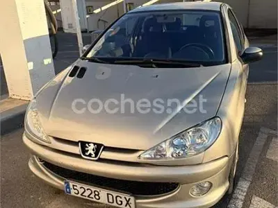 Usado Peugeot 206 90 CV (66 kW) 2005 Gris / plata Berlina