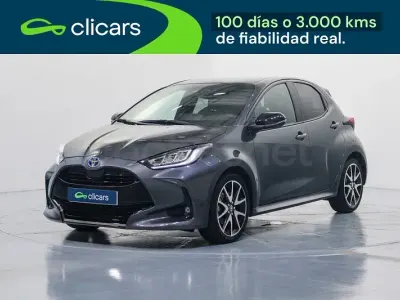 Usado Toyota Yaris Hybrid Style 116 CV (85 kW) 2022 Gris / plata Berlina