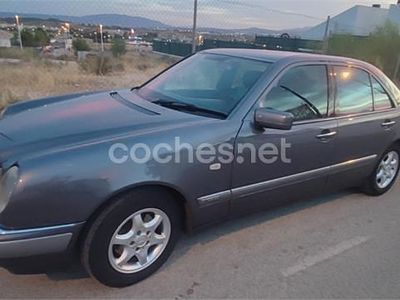 Gris / plata Usado 1996 Mercedes E300 Elegance Berlina | 3500 €