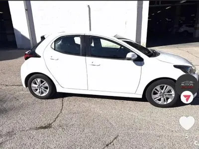 Usado Toyota Yaris Hybrid Business Edition 116 CV (85 kW) 2021 Blanco Berlina