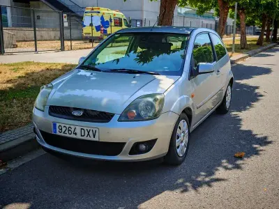 Usado Ford Fiesta 80 CV (58 kW) 2006 Gris / plata Utilitario
