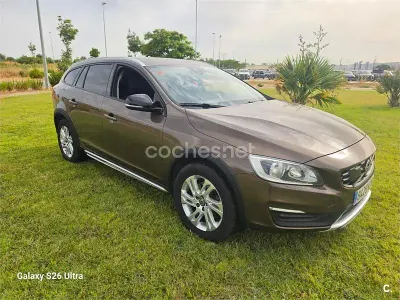 Usado Volvo V60 CC Momentum 150 CV (110 kW) 2017 Marrón Familiar