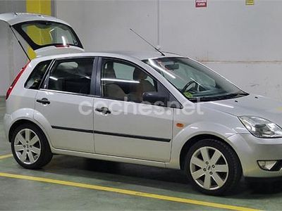 Usado Ford Fiesta Ghia 80 CV (58 kW) 2004 Gris / plata Utilitario