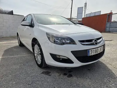 Używany Opel Astra Selective 136 KM (100 kW) 2015 Biały Sedan/Limuzyna