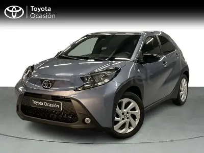 Usado Toyota Aygo X Play 72 CV (52 kW) 2025 Gris / plata SUV