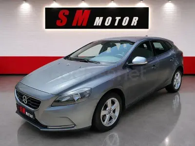 Usado Volvo V40 Kinetic 120 CV (88 kW) 2016 Gris / plata Berlina
