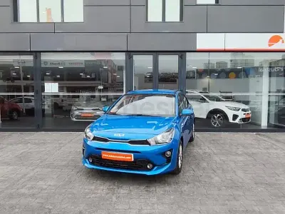 Usado Kia Rio 100 CV (73 kW) 2023 Azul Berlina