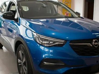 Usado Opel Grandland X Design & Tech 131 CV (96 kW) 2021 Effekt blue cmetaliz SUV