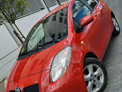 Usado Toyota Yaris Luna 90 CV (66 kW) 2006 Naranja Berlina