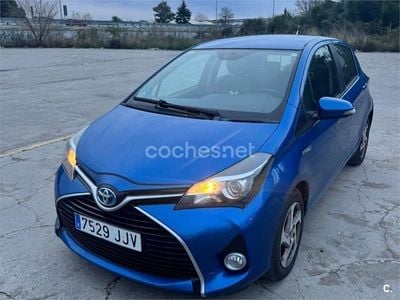 Usado Toyota Yaris Hybrid Active 100 CV (73 kW) 2015 Azul Berlina