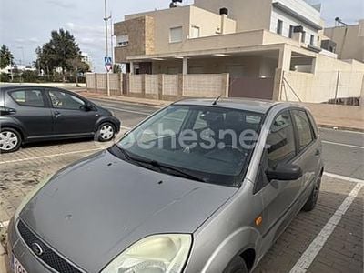 Usado Ford Fiesta Trend 68 CV (50 kW) 2004 Gris / plata Utilitario