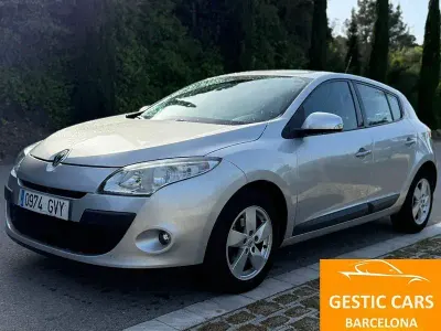 Usado Renault Mégane III Dynamique 105 CV (77 kW) 2010 Gris / plata Berlina