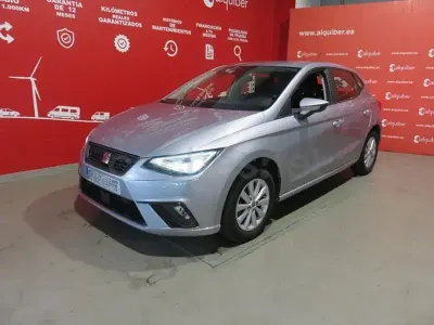 Usado Seat Ibiza Style Plus 110 CV (80 kW) 2022 Gris / plata Utilitario