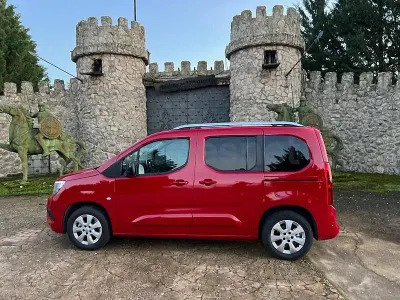 Usado Opel Combo Life Innovation 131 CV (96 kW) 2019 Rojo Monovolumen