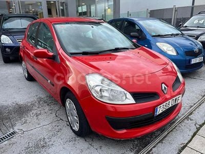 Rojo Usado 2006 Renault Clio II Dynamique Berlina | 3990 € (Precio justo)
