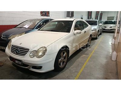 Blanco Usado 2004 Mercedes C180 Classic Berlina | 4990 € (Un poco caro)