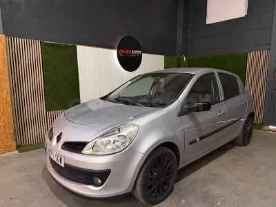 Usado Renault Clio II 100 CV (73 kW) 2008 Gris / plata Berlina