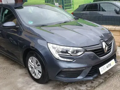 Usado Renault Mégane Life 100 CV (73 kW) 2017 Gris / plata Berlina