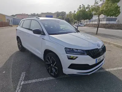 Usado Skoda Karoq SportLine 150 CV (110 kW) 2021 Blanco SUV