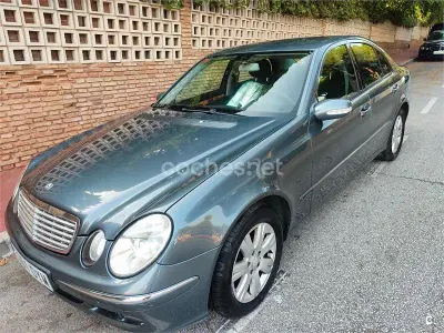 Usado Mercedes E280 Elegance 190 CV (139 kW) 2006 Gris / plata Berlina