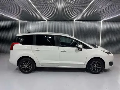 Usado Peugeot 5008 Style 131 CV (96 kW) 2016 Blanco Monovolumen