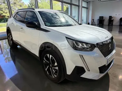 Usado Peugeot 2008 Allure 100 CV (73 kW) 2022 Blanco SUV