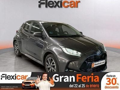 Gris Usado 2022 Toyota Yaris Hybrid Plus Berlina | 20.490 € (Precio justo)