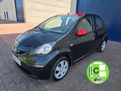 Usado Toyota Aygo 68 CV (50 kW) 2008 Negro Utilitario