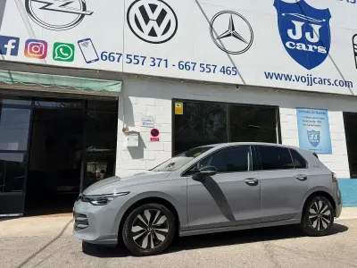 Usado VW Golf VIII Style 150 CV (110 kW) 2025 Gris / plata Berlina