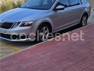 Usado Skoda Octavia 130 CV (95 kW) 2020 Gris / plata Familiar