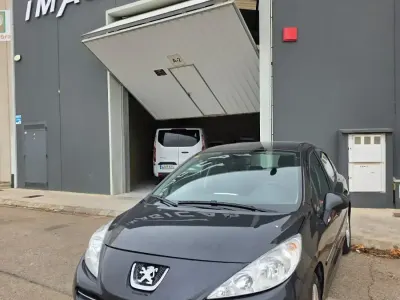 Usado Peugeot 207 Sport 90 CV (66 kW) 2010 Negro Familiar