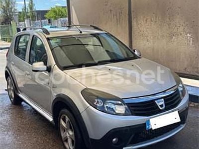 Usado Dacia Sandero Stepway 90 CV (66 kW) 2012 Gris / plata Berlina