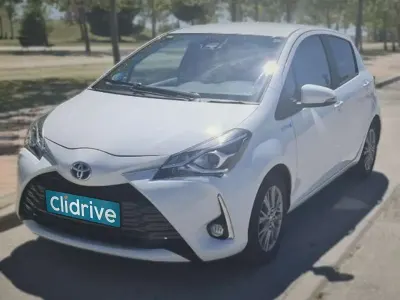 Usado Toyota Yaris Hybrid Active 100 CV (73 kW) 2018 Blanco Berlina