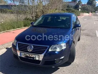 Usado VW Passat Trendline 140 CV (102 kW) 2006 Azul Berlina