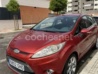Usado Ford Fiesta Ghia 80 CV (58 kW) 2008 Rojo Utilitario