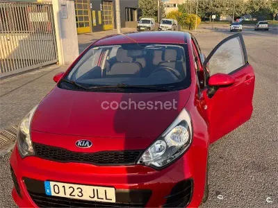 Usado Kia Rio 84 CV (61 kW) 2016 Rojo Utilitario