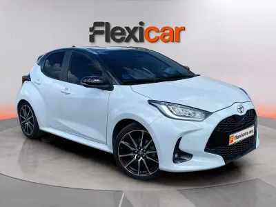 Używany Toyota Yaris Hybrid Plus 130 KM (95 kW) 2024 Biały Sedan/Limuzyna