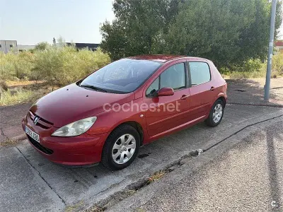 Usado Peugeot 307 110 CV (80 kW) 2002 Rojo Berlina