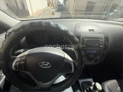 Käytetty Hyundai i30 Comfort 90 HP (66 kW) 2008 Musta Sedan