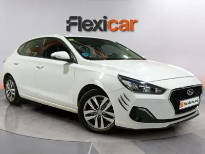Usado Hyundai i30 120 CV (88 kW) 2018 Blanco Berlina
