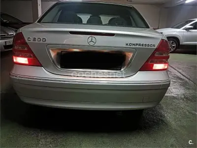 Usado Mercedes C200 Elegance 163 CV (119 kW) 2000 Gris / plata Berlina