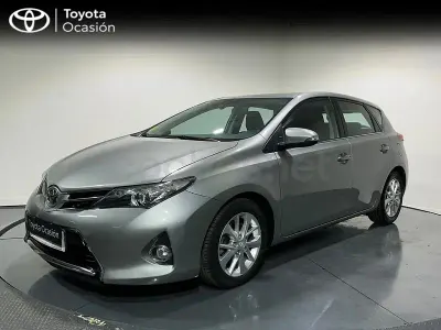 Usado Toyota Auris Active 124 CV (91 kW) 2013 Gris / plata Berlina