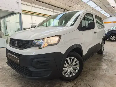 Usado Peugeot Rifter Active 100 CV (73 kW) 2023 Blanco Monovolumen