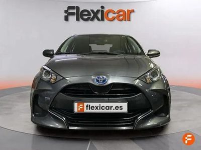 Usado Toyota Yaris Hybrid Active 116 CV (85 kW) 2023 Rojo