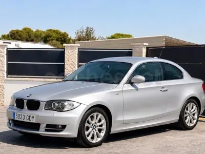 Usado BMW 120 177 CV (130 kW) 2008 Gris / plata Utilitario