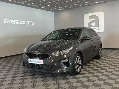 Usado Kia Ceed 115 CV (84 kW) 2019 Gris / plata Utilitario