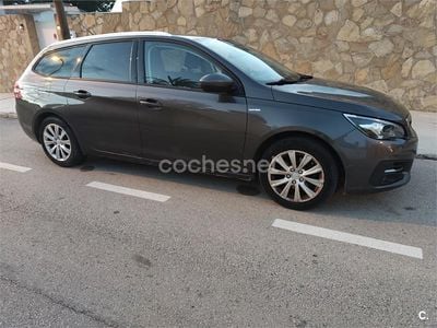 Usado Peugeot 308 SW Allure 130 CV (95 kW) 2018 Gris / plata Familiar