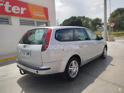 Begagnad Ford Focus Ghia 136 HK (100 kW) 2005 Grå Kombi