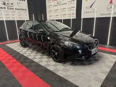 Usado Volvo V40 Kinetic 120 CV (88 kW) 2017 Negro Berlina