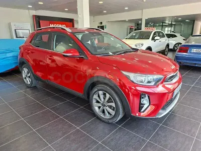 Usado Kia Stonic 84 CV (61 kW) 2022 Granate SUV